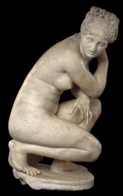 Venus en cuclillas en el baño, copia romana de una escultura helenística