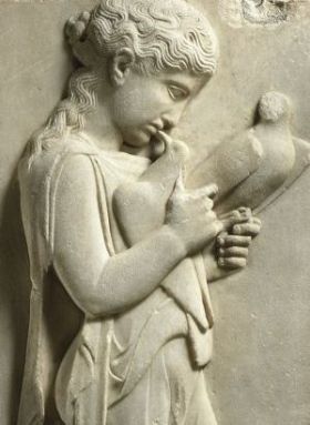 Detalle del sepulcro de una niña, del periodo clásico