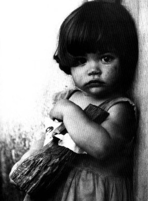 Niña con muñeca de palo, de Alberto Korda